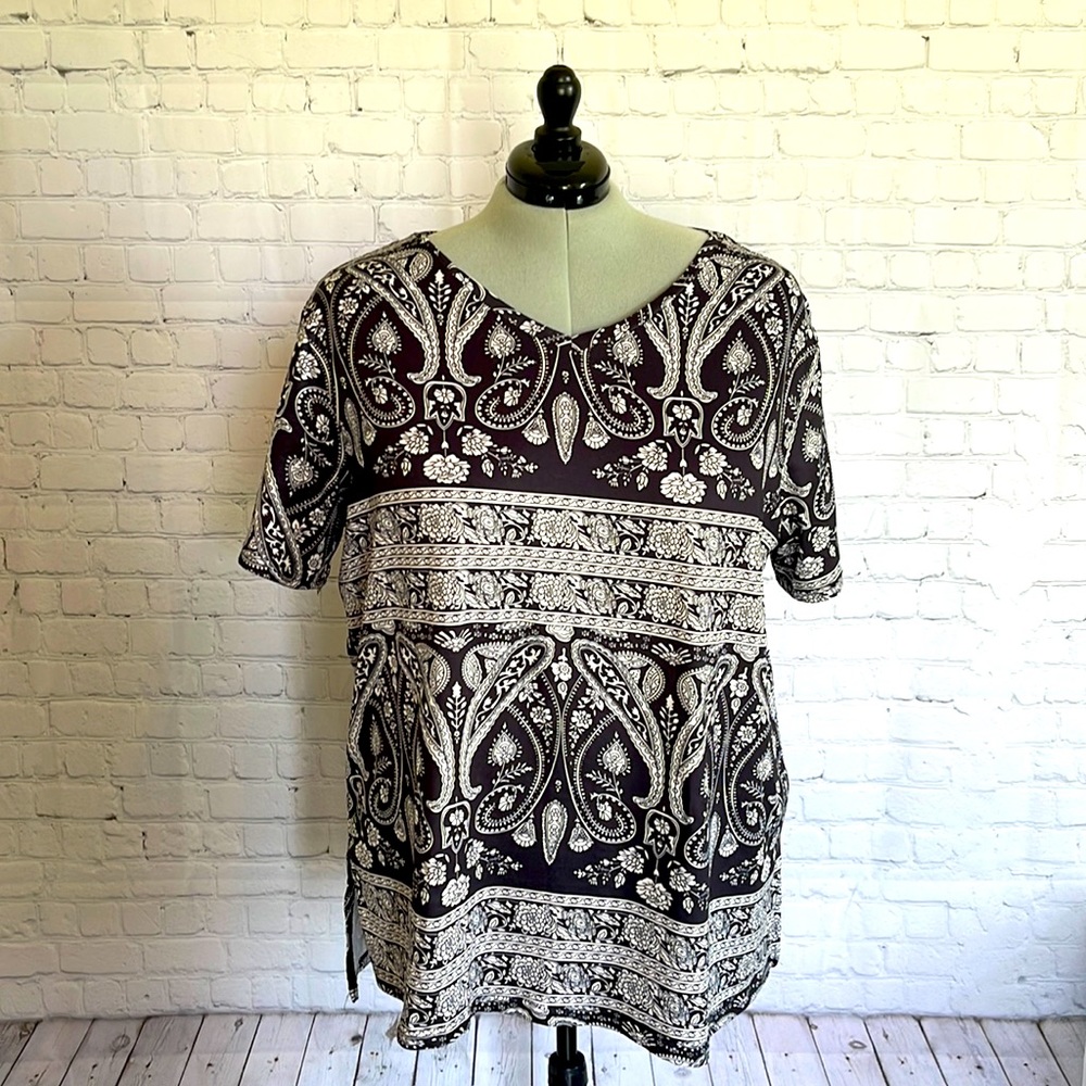 AMAZON SIZE 24W SHORT SLEEVE BLOUSE, V NECK, BLACK/WHITE DESIGN
